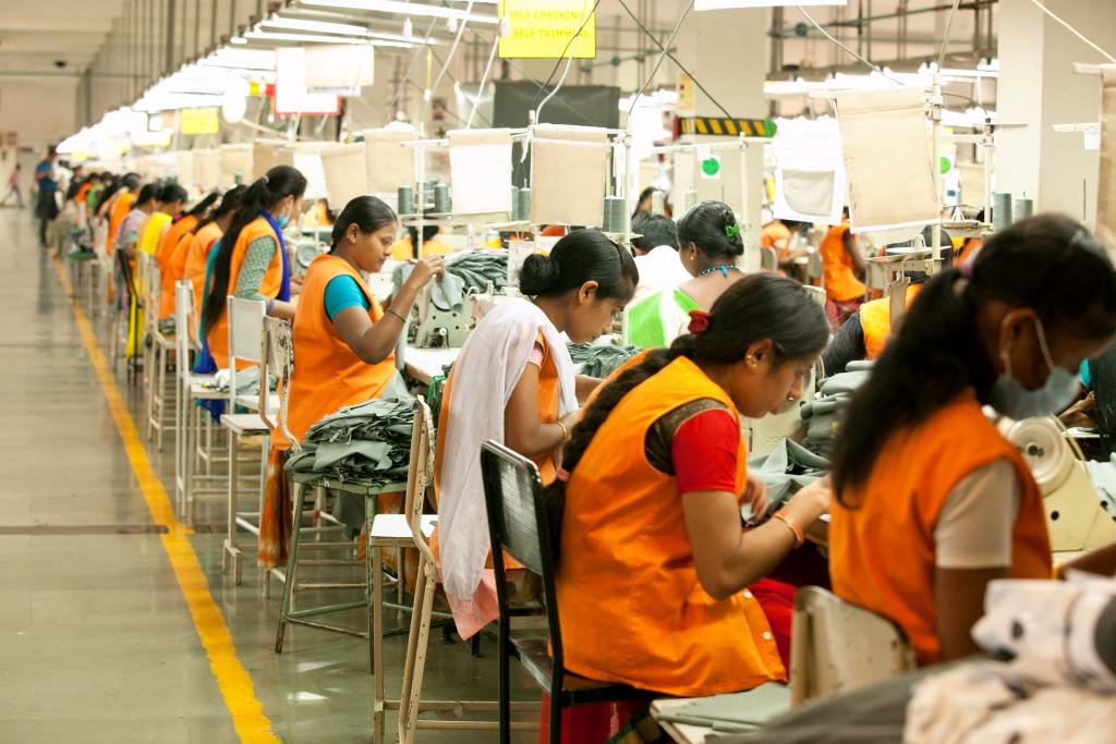 Crew Neck T-shirt stitching in factory
